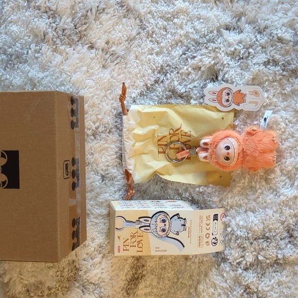 J Pin for Love Series - Vinyl Plush Pendant Labubu, The Monsters, New - Picture 2 of 9